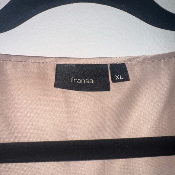 Chic Lace-Trimmed Beige and Black Dress - Picture 2 of 4